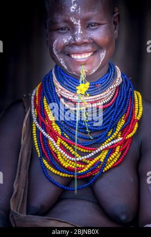 Immagine scattata durante un viaggio in Etiopia del sud, valle di Omo, signora del karo Foto Stock