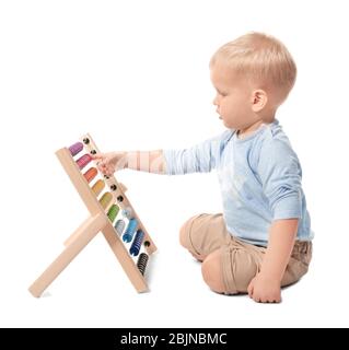 Bambino carino con abaco, isolato su bianco Foto Stock