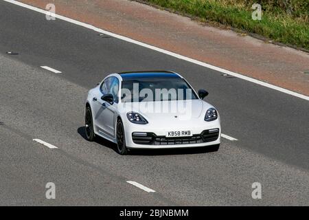 2017 Porsche Panamera S-A bianca; veicoli veicolari in movimento, veicoli in marcia su strade del Regno Unito, motori, motori coupé sull'autostrada M6 Foto Stock