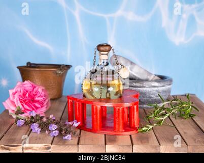 pozione d'amore in legno sfondo e fiore, ingredienti e varietà Foto Stock