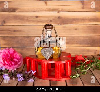 pozione d'amore in legno sfondo e fiore, ingredienti e varietà Foto Stock