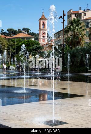 La fontana Miroir d'Eau, il Parco Paillon Promenade, Nizza, Costa Azzurra, Provenza, Francia. Foto Stock