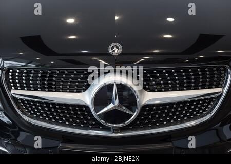 Russia, Izhevsk - 20 febbraio 2020: Logo della Mercedes-Benz in mostra nello showroom del concessionario. Marchio premium. Foto Stock