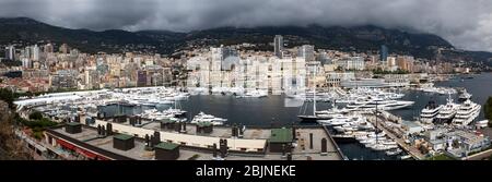 Vista panoramica del porto turistico di Monaco, Principato di Monaco. Foto Stock