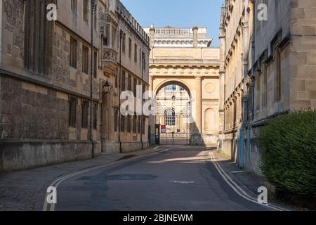 L'ingresso posteriore recintato al Christ Church College (attraverso l'arco) si trova lungo Merton Street, e fiancheggiato a sinistra dal Corpus Christi College e a destra dall'Oriel College Foto Stock