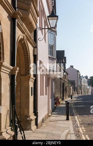 Edifici di fronte al Merton College, sulla strada acciottolata di Merton Foto Stock