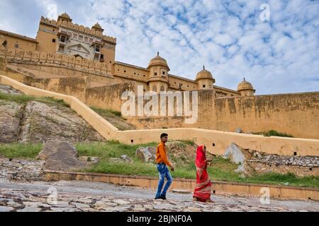 Jaipur, Rajasthan / India - 28 settembre 2019: I turisti visitano il Forte di Amer a Jaipur, Rajasthan, India Foto Stock