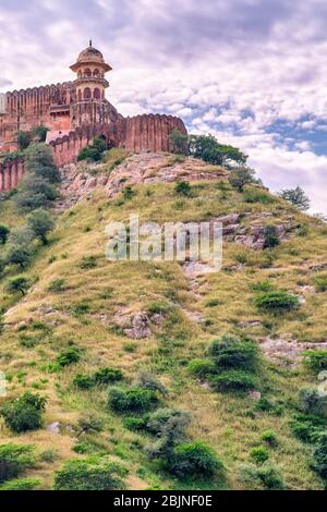 Jaigarh Fort, che domina il Amer Fort a Jaipur, Rajasthan, India Foto Stock