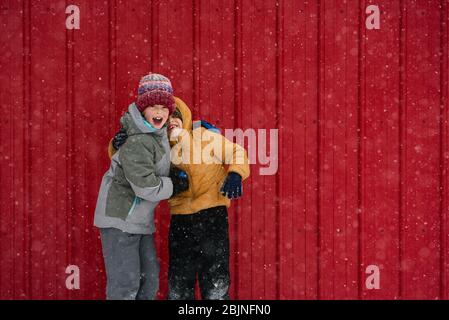 Due bambini felici che si dissuasano, USA Foto Stock