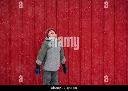 Ragazza cattura fiocchi di neve in bocca, Stati Uniti Foto Stock