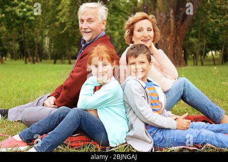 Buona coppia con i nipoti nel parco Foto Stock