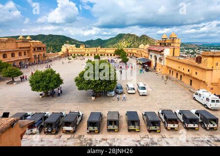 Jaipur, Rajasthan / India - 28 settembre 2019: Cortile nel Forte Amer a Jaipur, Rajasthan, India Foto Stock