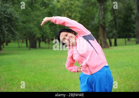 Sport donna matura allenamento all'aperto Foto Stock