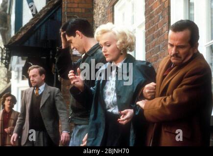 DANZA CON UNO SCONOSCIUTO 1985 Goldcrest Films produzione internazionale con da sinistra: Tom Chadbon, Rupert Everett, Miranda Richardson, Ian Holm Foto Stock