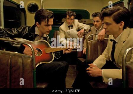 NOWHERE BOY 2009 icona Entertainment International film con Aaron Johnson a sinistra Foto Stock