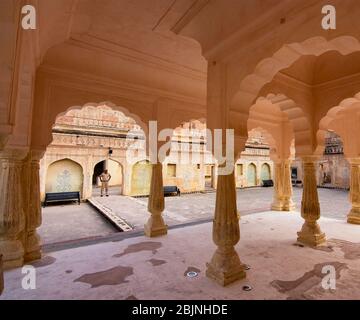 Jaipur, Rajasthan / India - 28 settembre 2019: Il soldato indiano sta la guardia al Palazzo di Raja Man Singh nel Forte Amer a Jaipur, Rajasthan, India Foto Stock