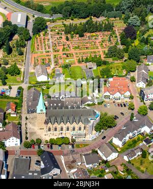 cimitero di Hattingen-Niederwenigernm chiesa neo-gotica di St. Mauritius, 19.07.2016, vista aerea, Germania, Nord Reno-Westfalia, zona Ruhr, Hattingen Foto Stock