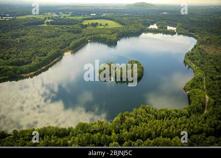 , piccola isola sul lago Heidesee in Bottrop, 06.07.2017, vista aerea, Germania, Nord Reno-Westfalia, Ruhr Area, Bottrop Foto Stock