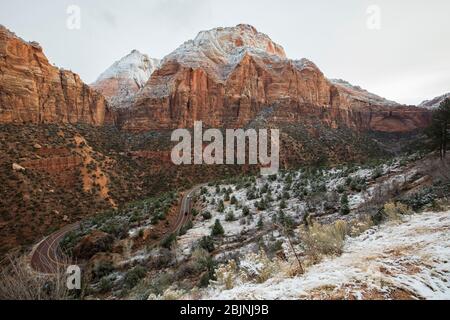 Attraversa il paesaggio rurale, il Parco nazionale di Zion, Utah, USA Foto Stock