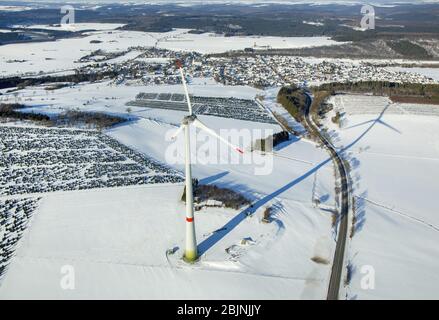 mulino a vento su un campo vicino a Brilon in inverno, 22.01.2017, vista aerea, Germania, Renania settentrionale-Vestfalia, Sauerland, Brilon Foto Stock