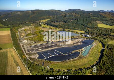 Discarica della società di smaltimento dei rifiuti della Hochsauerlandkreis (AHSK) e della società di gestione dei rifiuti Hochsauerland mbH (GAH) a Meschede, 16.10.2016, vista aerea, Germania, Nord Reno-Westfalia, Sauerland, Meschede Foto Stock