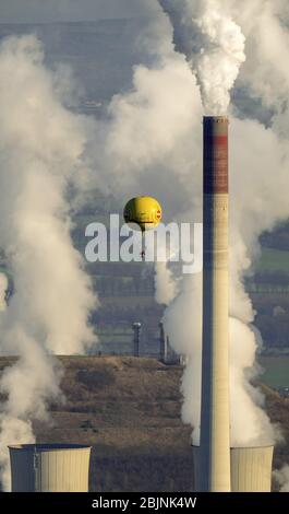 Ballon ad aria calda su centrale di Uniper Kraftwerke GmbH nel distretto di Gelsenkirchen-Nord, 29.11.2016, vista aerea, Germania, Nord Reno-Westfalia, Ruhr Area, Gelsenkirchen Foto Stock