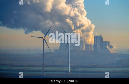 , mulini a vento a turbina di fronte alla centrale elettrica di Frimmersdorf, 29.11.2016, vista aerea, Germania, Renania settentrionale-Vestfalia, Grevenbroich Foto Stock