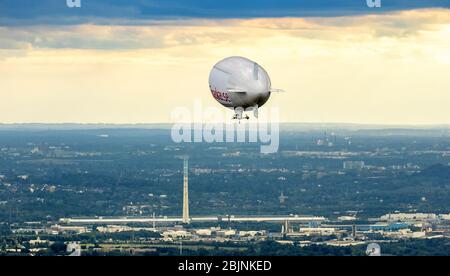 , Blimp con Sparkassen - promozione come aereo in volo su Herne, 07.08.2016, vista aerea, Germania, Nord Reno-Westfalia, Ruhr Area, Herne Foto Stock