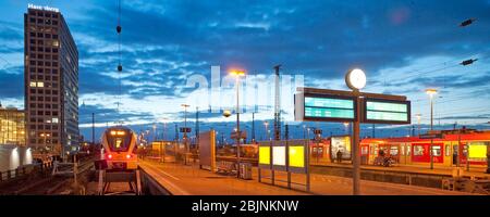 Centro di Harenberg e stazione centrale di Dortmund in serata, Germania, Renania settentrionale-Vestfalia, Ruhr Area, Dortmund Foto Stock