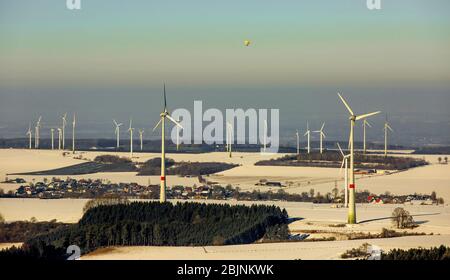 , turbina eolica sui campi di Ruethen-Kallenhardt, 22.01.2017, vista aerea, Germania, Renania Settentrionale-Vestfalia, Kallenhardt, Ruethen Foto Stock