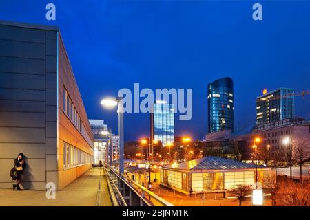 Vista dalla stazione principale al centro della città con la Torre RWE in serata, Germania, Nord Reno-Westfalia, Ruhr Area, Dortmund Foto Stock