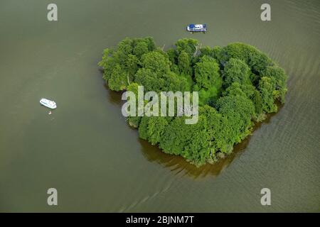 isola Burgwall con alberi sul lago Kleine Mueritz, 23.07.2016, vista aerea, Germania, Meclemburgo-Pomerania occidentale, Viverow Foto Stock