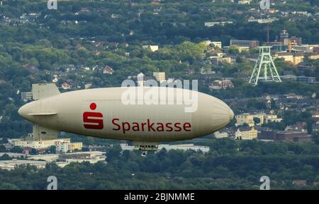 Blimp con Sparkassen - promozione come aereo in volo su Bochum, 07.08.2016, vista aerea, Germania, Nord Reno-Westfalia, Ruhr Area, Bochum Foto Stock