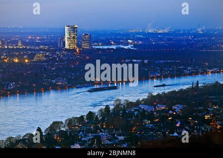 Vista dalla formazione rocciosa Drachenfels al fiume Reno e Bonn in serata, Germania, Nord Reno-Westfalia, Siebengebirge, Koenigswinter Foto Stock