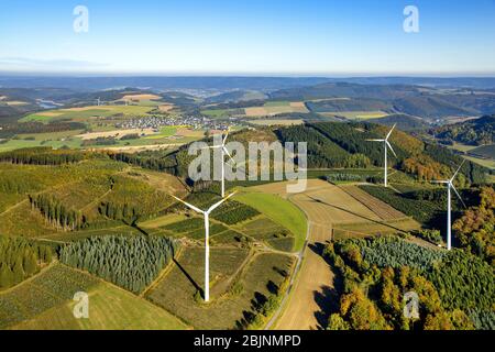 Turbine eoliche mulini a vento su campi nel distretto di Remblinghausen, 16.10.2016, vista aerea, Germania, Renania Settentrionale-Vestfalia, Sauerland, Meschede Foto Stock