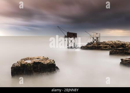 Capanne di pesca lungo la costa, Saint-Palais-sur-Mer, Charente-Maritime, Francia Foto Stock