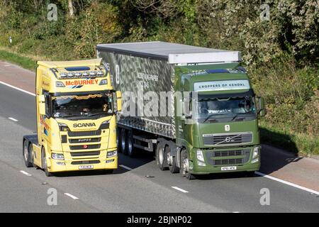 Scania V8, Diesel 12742 cc autocarri per il trasporto, autocarro, trasporto, autocarro, vettore di carico, Volvo FH Vehicle, trasporto commerciale europeo, industria, M6 a Lancaster, Regno Unito Foto Stock