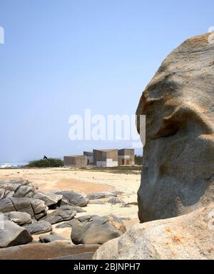 Vista mattutina dalle rocce vicine. Casa Naila, Puerto Escondido, Messico. Architetto: BAAQ, 2020. Foto Stock