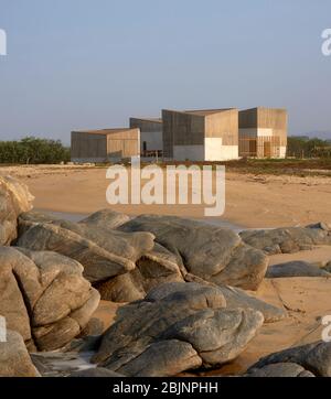 Vista mattutina dalle rocce vicine. Casa Naila, Puerto Escondido, Messico. Architetto: BAAQ, 2020. Foto Stock