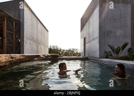 Vista dalla piscina all'aperto. Casa Naila, Puerto Escondido, Messico. Architetto: BAAQ, 2020. Foto Stock