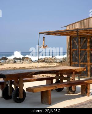 Sala da pranzo esterna comune. Casa Naila, Puerto Escondido, Messico. Architetto: BAAQ, 2020. Foto Stock