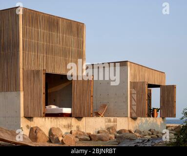 Vista laterale con persiane aperte. Casa Naila, Puerto Escondido, Messico. Architetto: BAAQ, 2020. Foto Stock