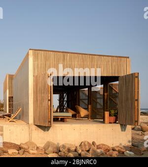 Vista laterale con persiane aperte. Casa Naila, Puerto Escondido, Messico. Architetto: BAAQ, 2020. Foto Stock