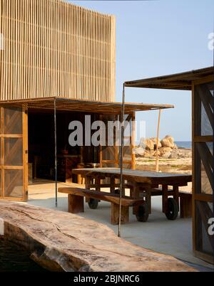 Sala da pranzo comune. Casa Naila, Puerto Escondido, Messico. Architetto: BAAQ, 2020. Foto Stock