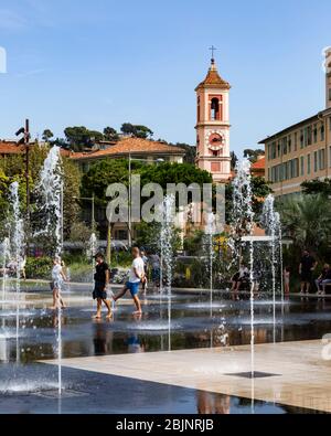 La fontana Miroir d'Eau, il Parco Paillon Promenade, Nizza, Costa Azzurra, Provenza, Francia. Foto Stock