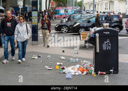 Spazzatura che trabocca da un bidone nel centro di Londra, Regno Unito. Foto Stock