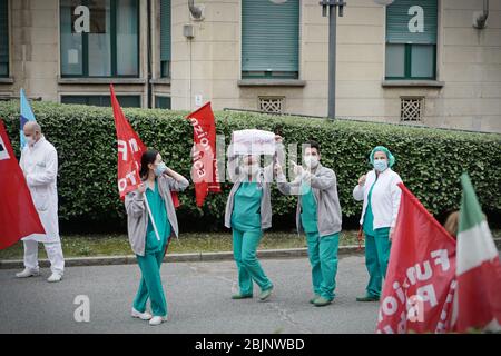 Infermieri e medici hanno dimostrato di fronte all'ospedale contro le carenze della Regione Piemonte durante l'emergenza Covid. Torino, Italia - AP Foto Stock