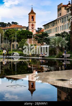 La fontana Miroir d'Eau, il Parco Paillon Promenade, Nizza, Costa Azzurra, Provenza, Francia. Foto Stock