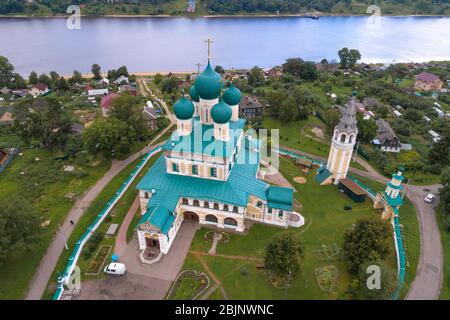 Sopra la Cattedrale di Voskresensky in un giorno nuvoloso di luglio (fotografia aerea). Tutaev (Romanov-Borisoglebsk), Russia Foto Stock