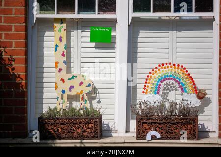 Dipinti colorati fatti in casa esposti in una finestra di casa a sostegno del U.K.s NHS durante la pandemia COVID-19 del 2020. Londra Regno Unito Foto Stock